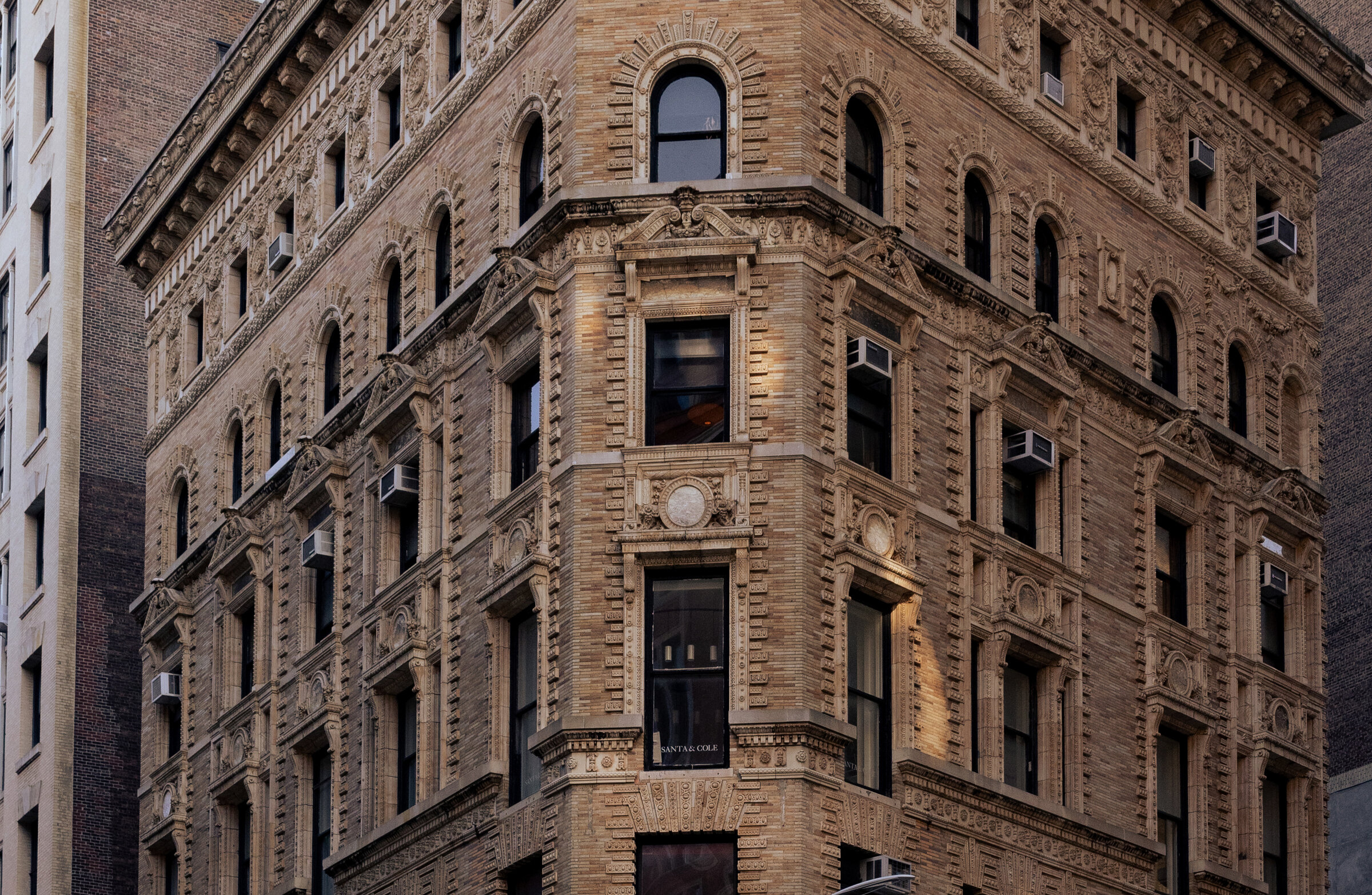 Galeria-SantaCole-NY-Pia-Riverola-2024-Fachada-2-x2400