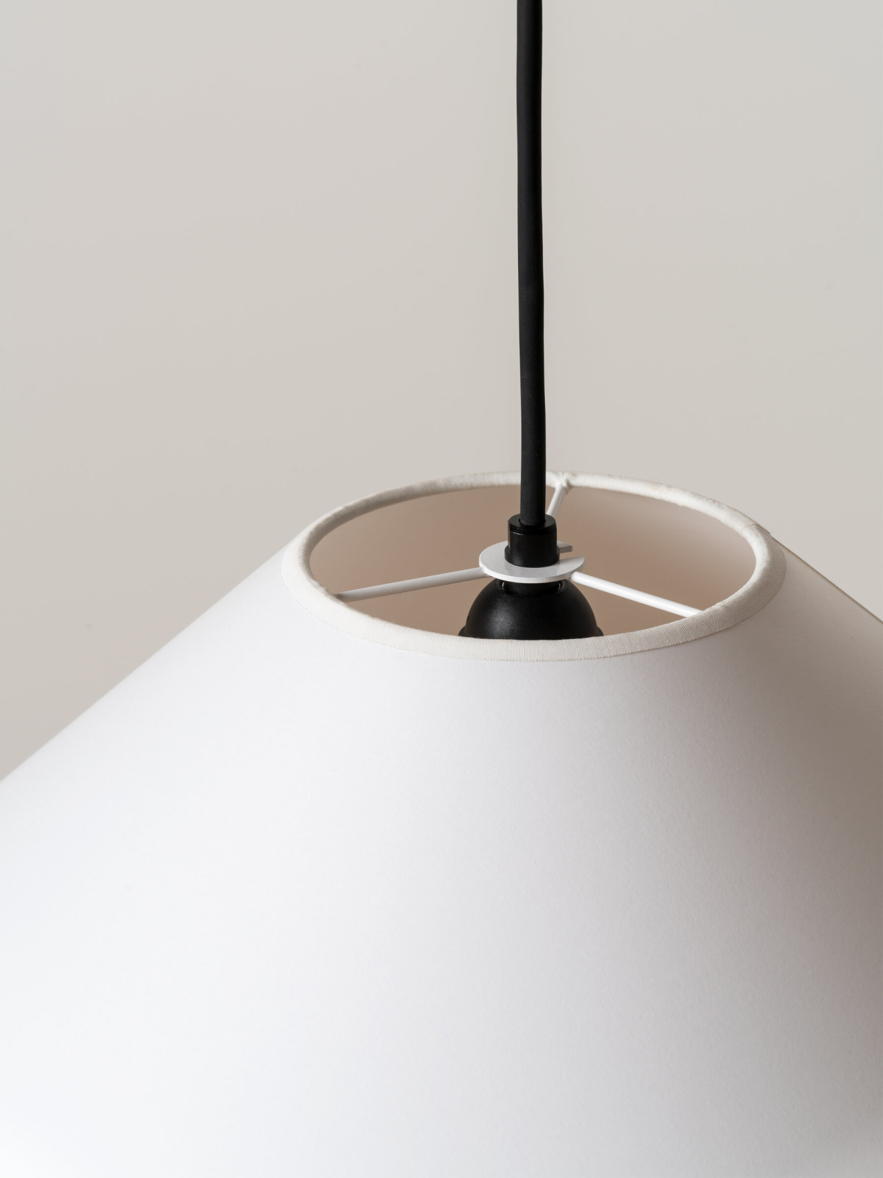 Sisisi-Conica-Plana-MT4-blanca-detalle-OFF-SantaCole-EnricBadrinas-2022-03-x2400.jpg
