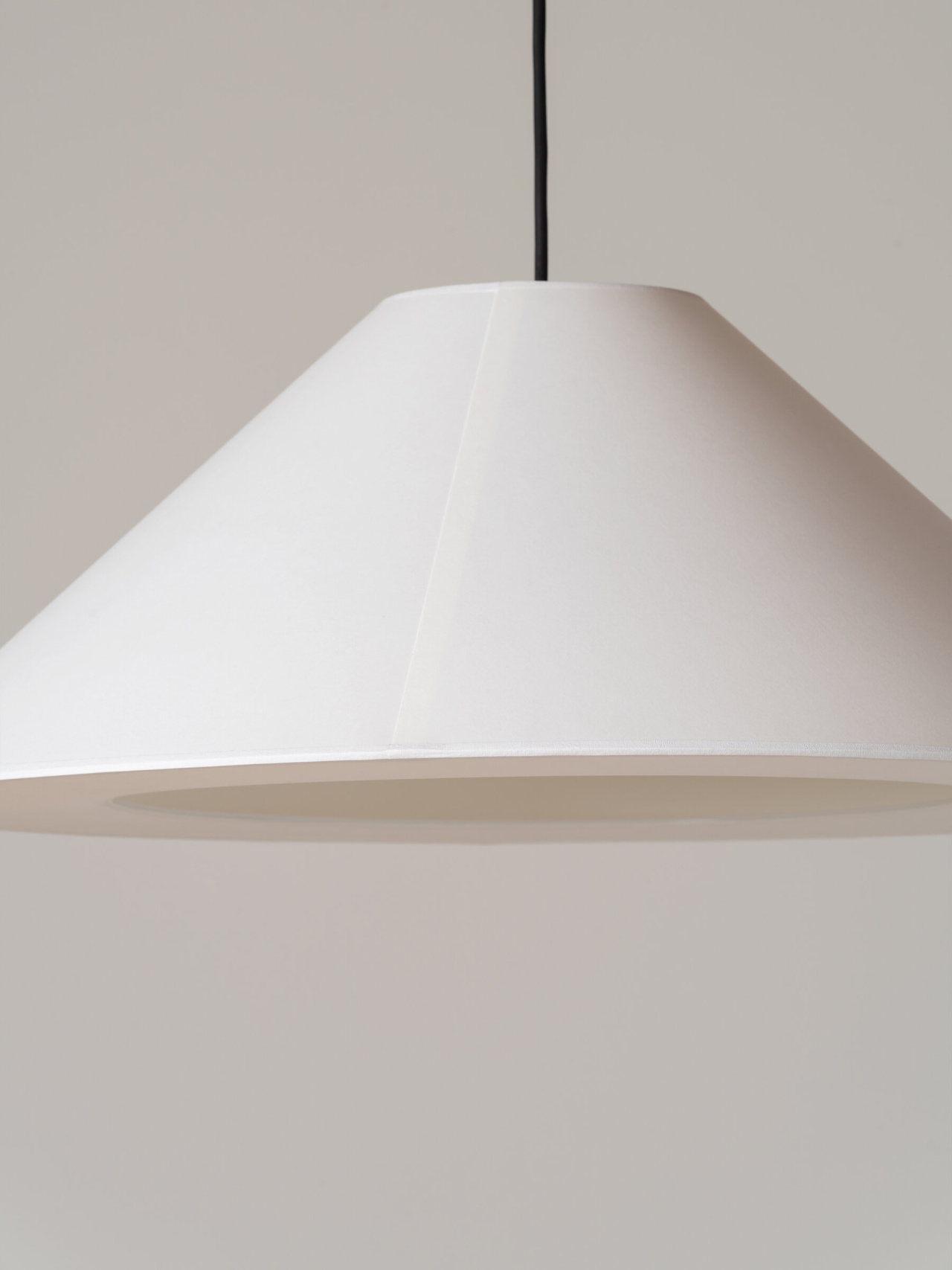 Sisisi-Conica-Plana-MT5-blanca-detalle-OFF-SantaCole-EnricBadrinas-2022-01-v1-x2400.jpg
