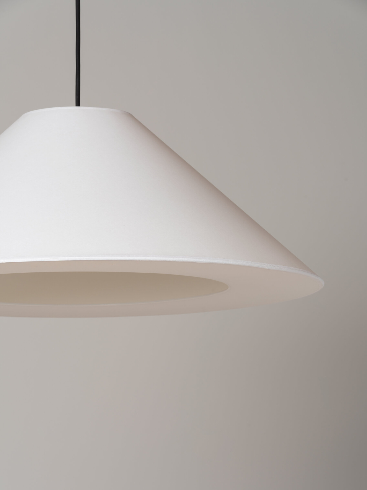 Sisisi-Conica-Plana-MT5-blanca-detalle-OFF-SantaCole-EnricBadrinas-2022-02-v1-x2400.jpg