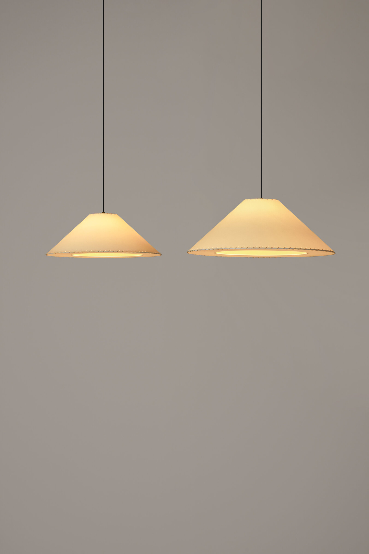 Sisisi-Conica-Plana-beige-familia-ON-SantaCole-EnricBadrinas-2023-RET-x2400.jpg