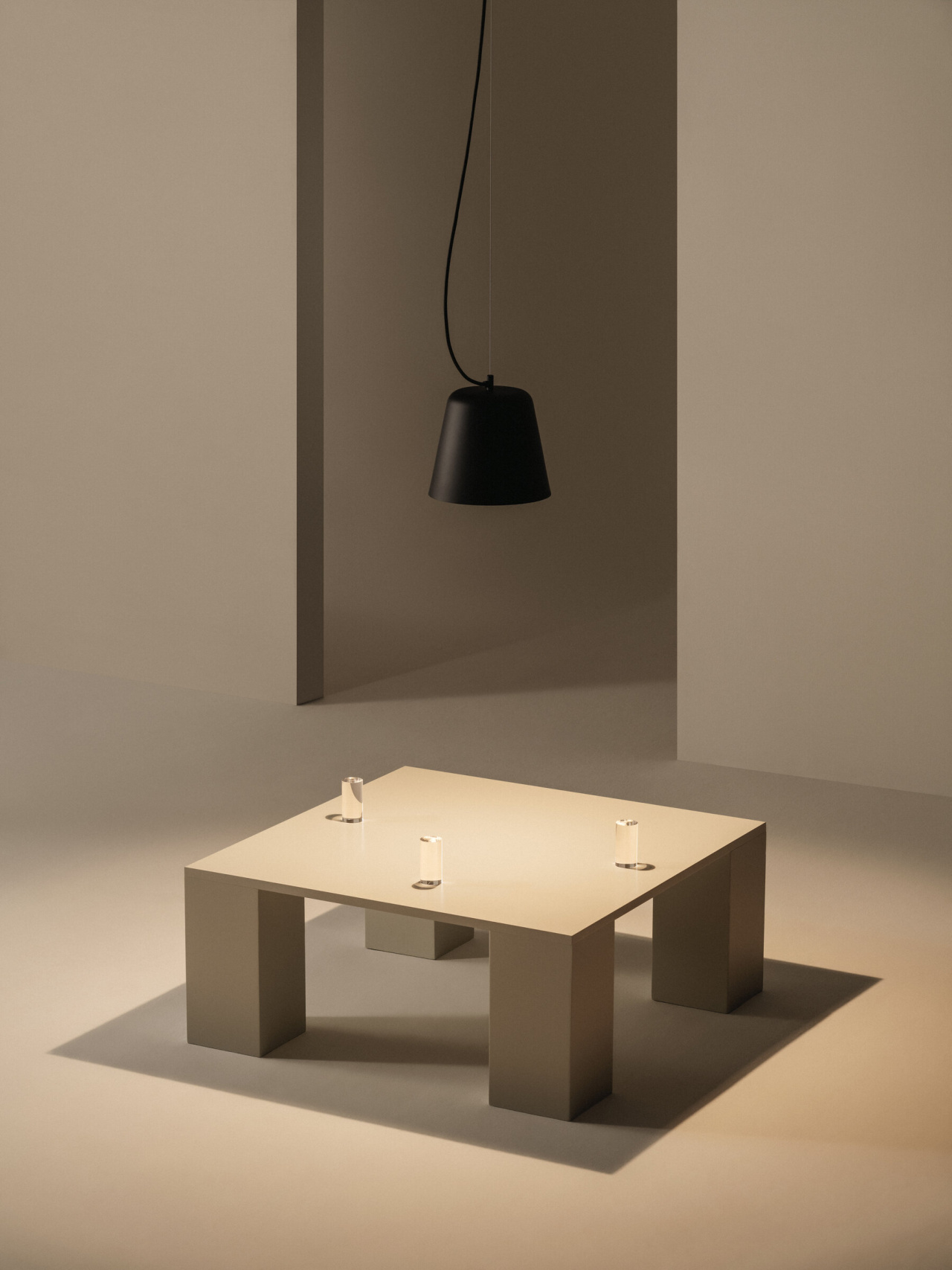 Vaso-negro-SantaCole-Enric-Badrinas-2022-01-x2400.jpg