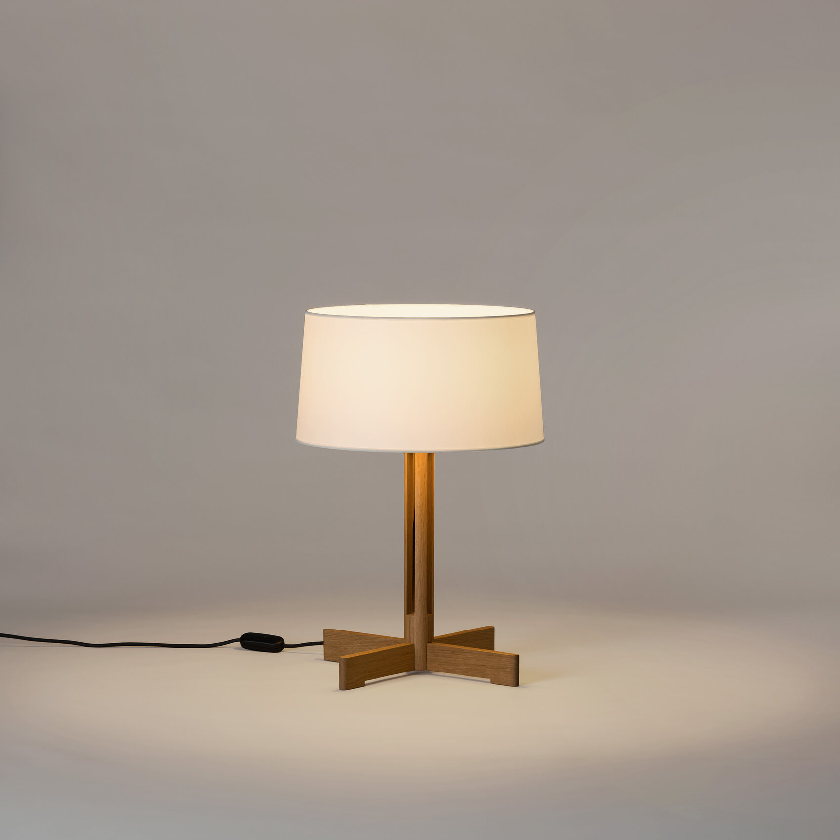 Fad-sobremesa-cartulina-blanca-ON-SantaCole-Enric-Badrinas-2026-2869-grid-x2400.jpg
