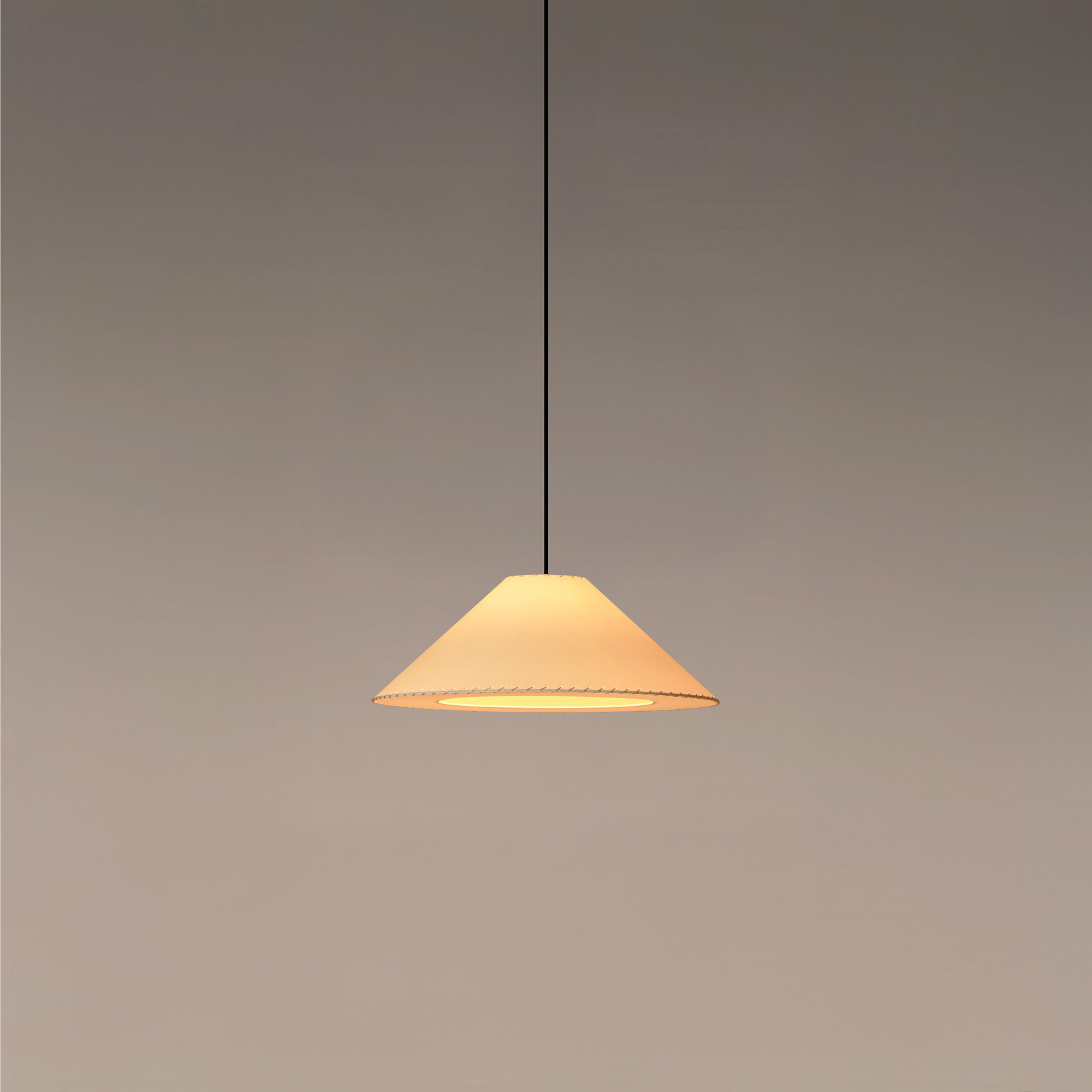 Sisisi-Conicas-Planas-MT5-beige-ON-EnricBadrinas-2022-MT5PA01-03-04-R25-x2400.jpg