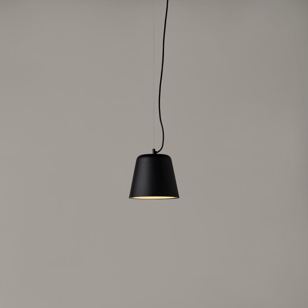 Vaso-negro-ON-EnricBadrinas-2022-VASPA02-02D-R25-x2400.jpg