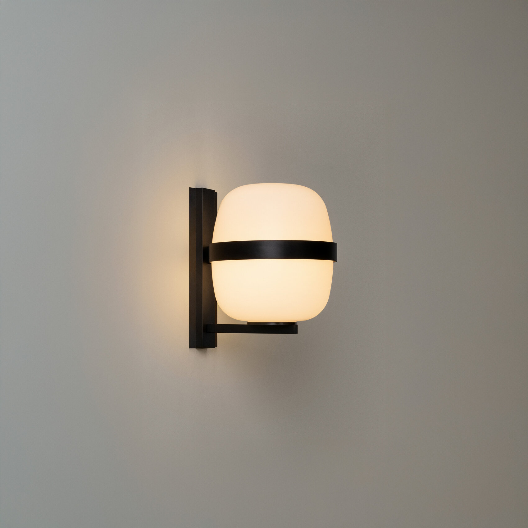 Wally-Cesta-Negro-ON-WALB01UL-R25-x2400.jpg