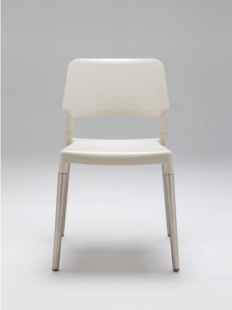 silla-Belloch-aluminio-blanco-Carme-Masia-02-x2400-768x1024